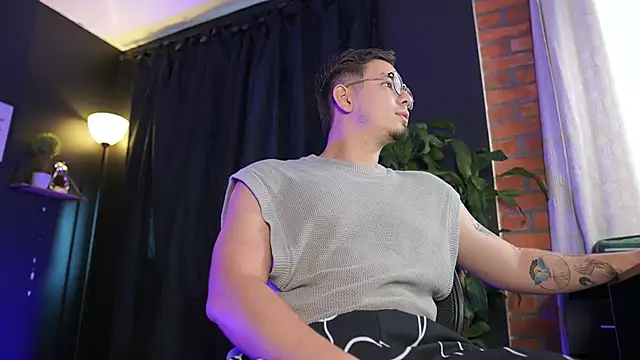 Leo Valmore online show from January 17, 8:22 pm