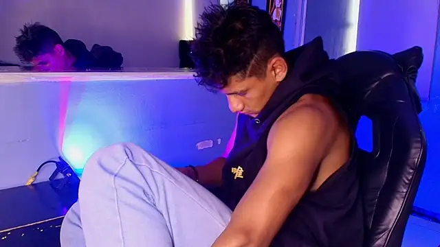 Jamesshott  online show from January 17, 7:49 pm