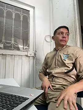 santiObrero online show from April 13, 8:20 pm