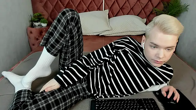 Je Salvatore online show from March 5, 7:26 am