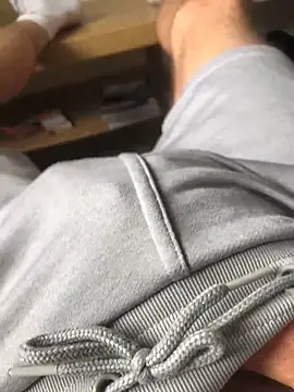 pezzerb7 online show from June 16, 3:58 pm
