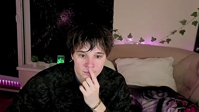 AnthonyCuutie online show from April 18, 5:58 pm