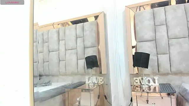 Titan Moreno  online show from April 18, 1:34 pm