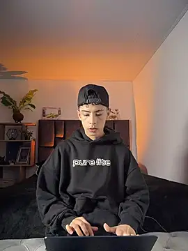 SebastianReed  online show from April 3, 2:08 am