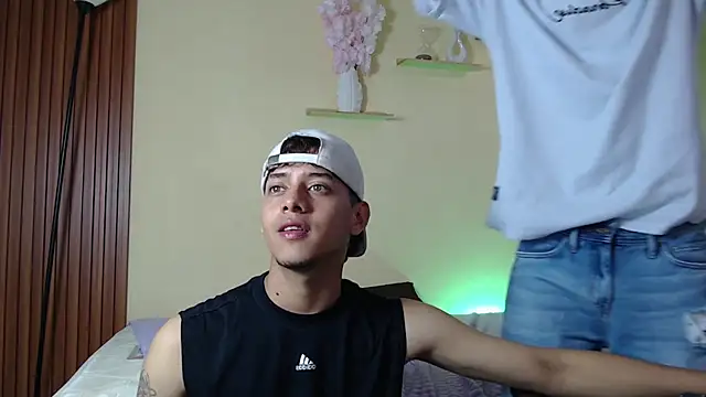 TwoHotTrouble  online show from March 30, 10:00 pm