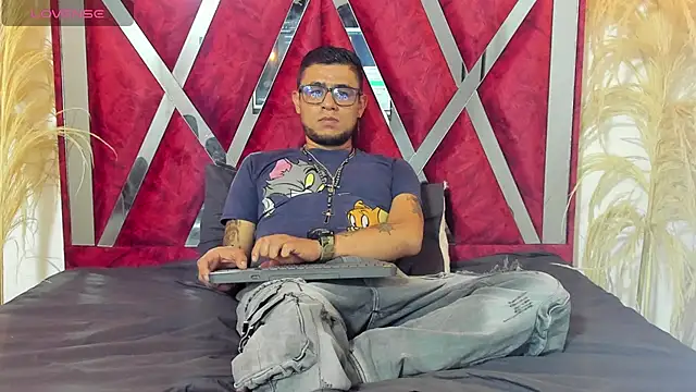 Nickk 21  online show from April 20, 1:13 pm