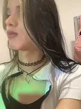 0nlinekitty online show from May 7, 6:13 am