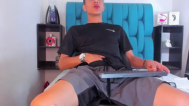 Snapshot of AlanNaughty chatting on January 19, 11:01 am AlanNaughty online show from January 19, 11:01 am