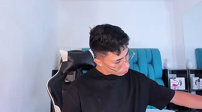 Snapshot of AlanNaughty chatting on March 13, 10:32 pm AlanNaughty online show from March 13, 10:32 pm