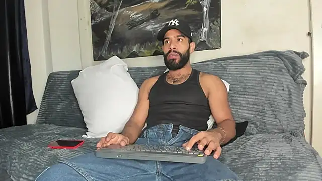 Snapshot of sweatyhairypig23 chatting on October 5, 6:06 am sweatyhairypig23 online show from October 5, 6:06 am