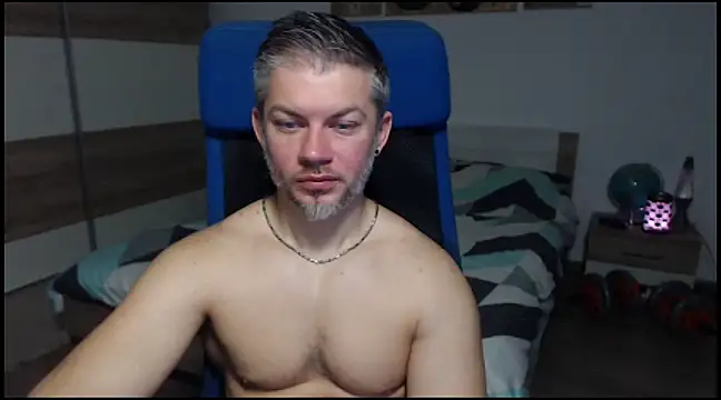Snapshot of RobbyShawz chatting on December 6, 5:53 am RobbyShawz online show from December 6, 5:53 am