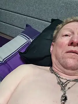 tomtom111111 online show from March 10, 7:31 pm