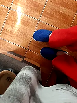 feet toes online show from May 18, 5:13 am