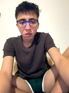 Snapshot of CamiRojas_boy chatting on October 13, 4:07 am CamiRojas boy online show from October 13, 4:07 am