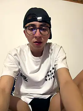 Snapshot of CamiRojas_boy chatting on October 20, 3:43 am CamiRojas boy online show from October 20, 3:43 am