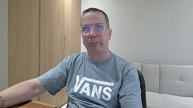 BrettJ81 online show from December 4, 3:19 pm