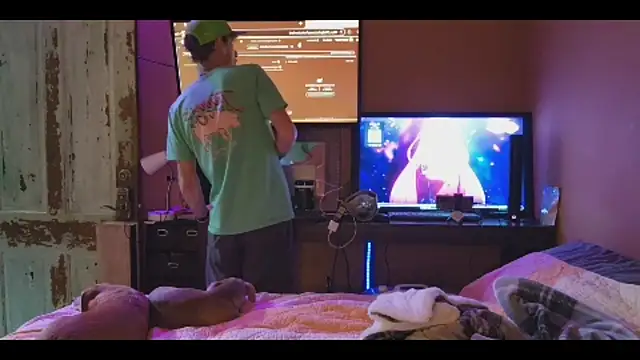 leahcimnikral online show from April 23, 1:43 am